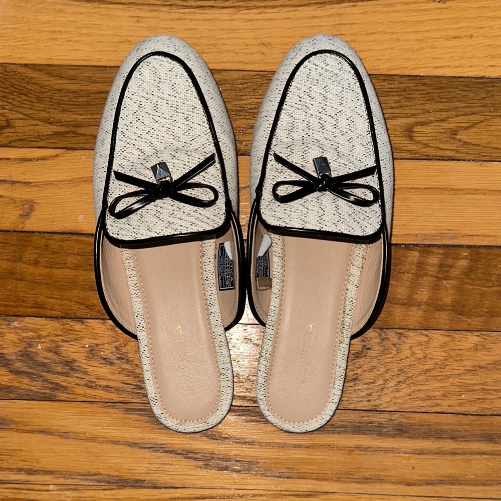 Nautica Women's Cream and Black Mules